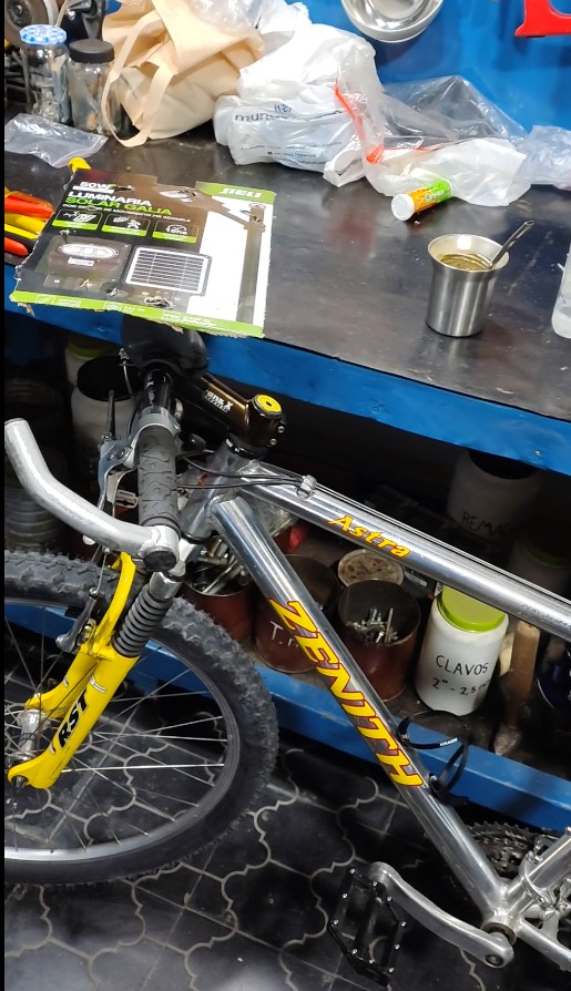 Bicicleta con el portamapas casero montado. img